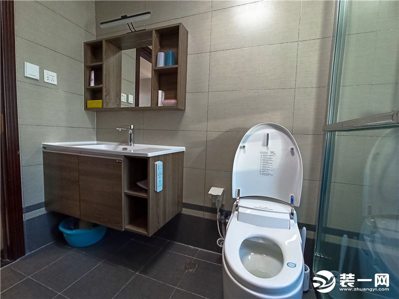 卫生间采用业主特别喜欢的一款瓷砖，增强空间感。