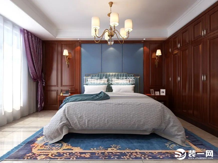 在卧室的设计上，木制家具彰显着细腻与典雅。并通过精致的灯饰提升空间的格调。 以床为视觉中心，蓝色花纹
