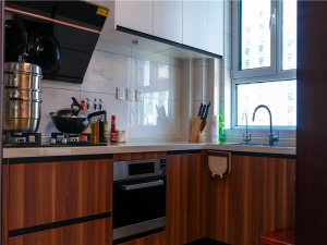 整体布局以方正通透为根本，设计师把原不规则厨房和沙发背景墙对齐，扩大厨房的使用面积，使厨房的设备功能