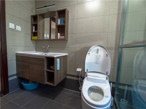 卫生间采用业主特别喜欢的一款瓷砖，增强空间感。