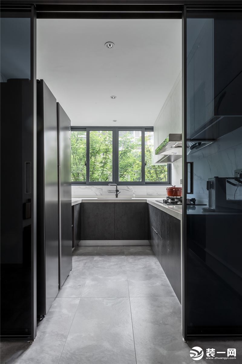 厨房是采用U型的设计，增加了收纳的空间，，旁边冰箱的放置也方便居家的生活。