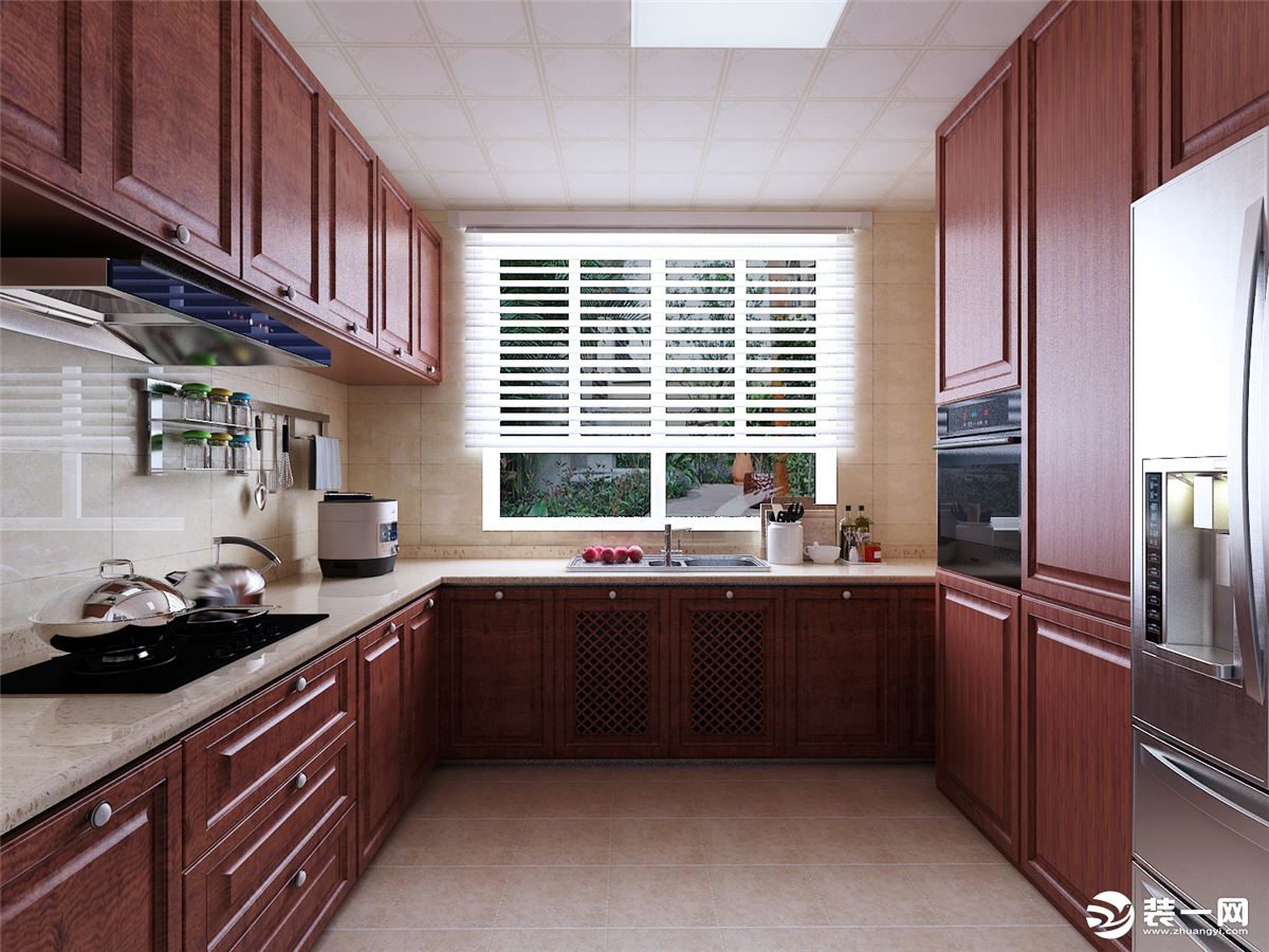 厨房采用L型的设计。旁边立体的柜子加上冰箱电器的内嵌，节省了空间，也增加了储物功能。
