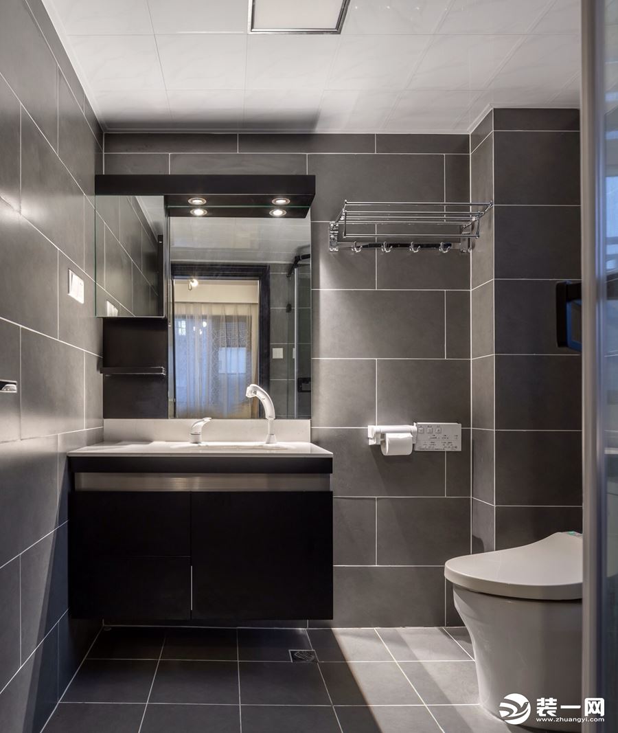 卫生间墙面采用灰色大理石纹墙面砖，浴室柜深色柜体金色长条拉手，无一不体现出大气的感觉。