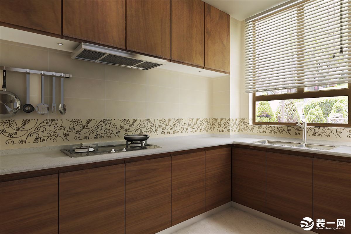 厨房橱柜设计的L型，窗户下面是水盆便于通风。业主喜欢木质颜色，橱柜的选择上也是选用木质色调