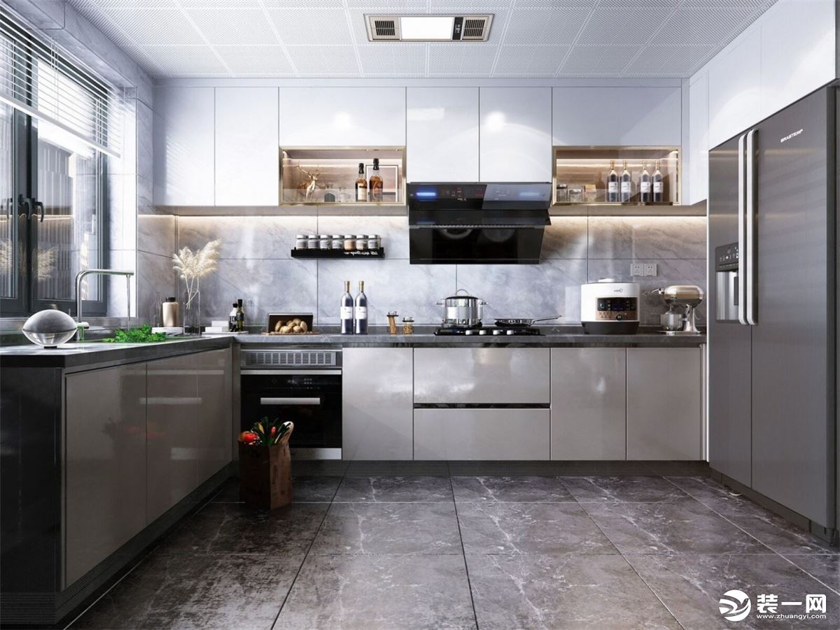 厨柜采用L型的设计，合理利用的窗户的空间，增加了储物的功能。旁边把冰箱放置在厨房，方便居家生活的使用