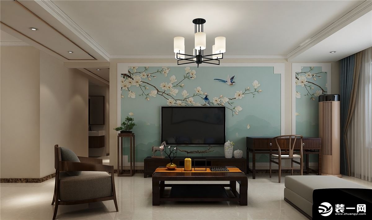 影视墙采用了白色护墙板家湖蓝色壁布的作为装饰，显得高档大气，深色木质家具和中式吊灯演绎了中式传统美学