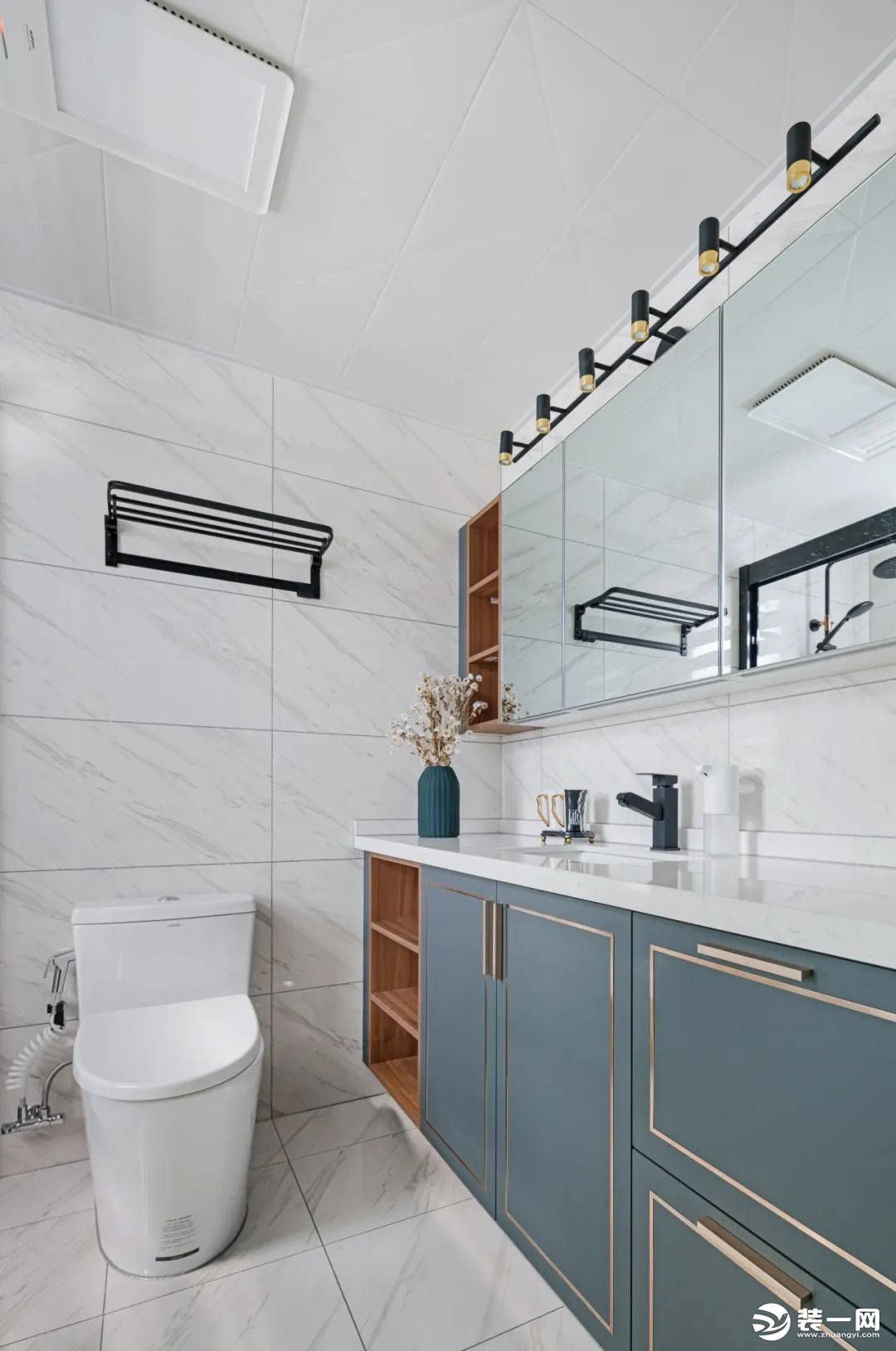 卫生间干湿分离设计，浴室柜增建了双盆，使用起来更加方便，雾蓝色的柜体带着金属线条增加了质感。