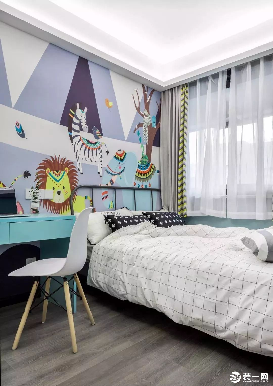 儿童房选择童趣活力满满的彩色壁纸，采用榻榻米的设计，旁边增加了储物功能，旁边的书桌也增加了学习空间。