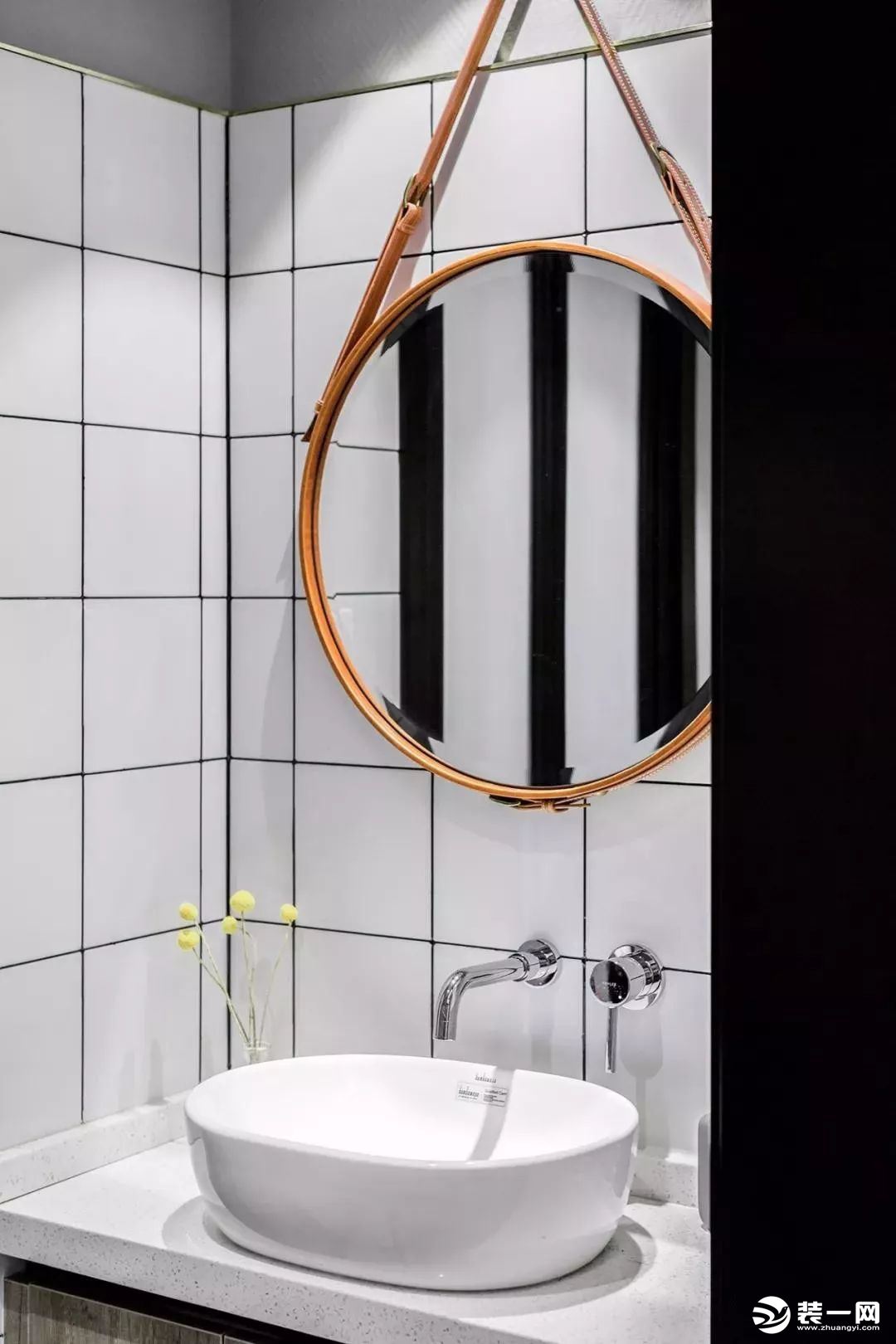 卫生间干湿分离设计，将洗手台外移。白色瓷砖搭配金色圆形挂镜，细节呈现精致感。