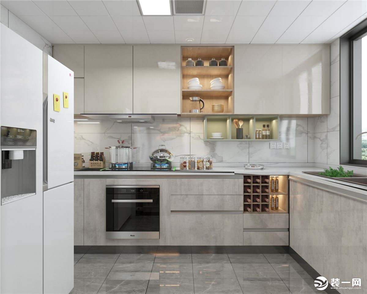 厨房采用U型的设计，最大化利用空间，冰箱放置在厨房方便烹饪。采用暖色的柜体，看起来也给增加了烟火气息