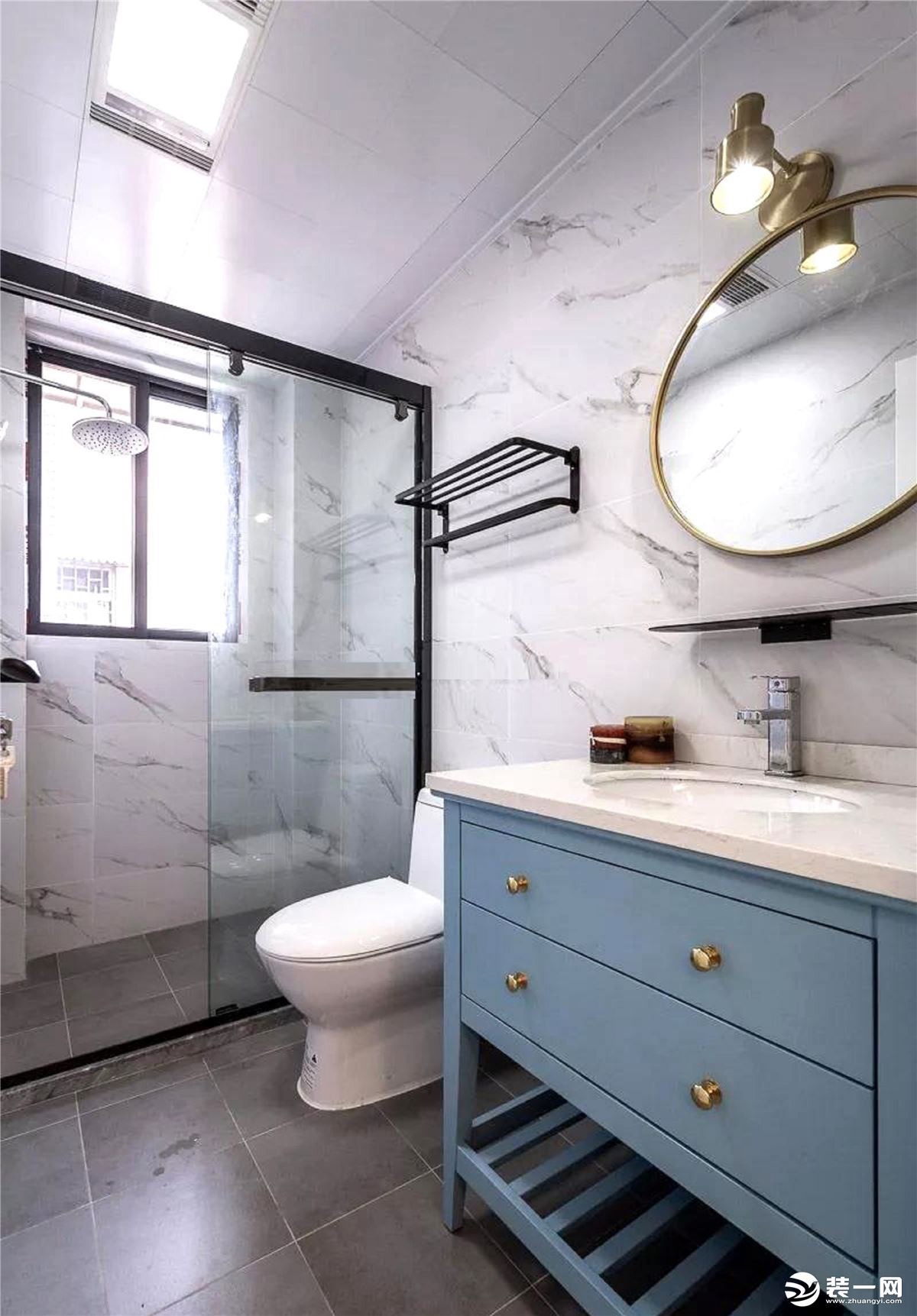 卫生间浅蓝色的浴室柜点缀以轻松的空间，空间也比较舒适 做到了干湿分离，方便日常的使用。