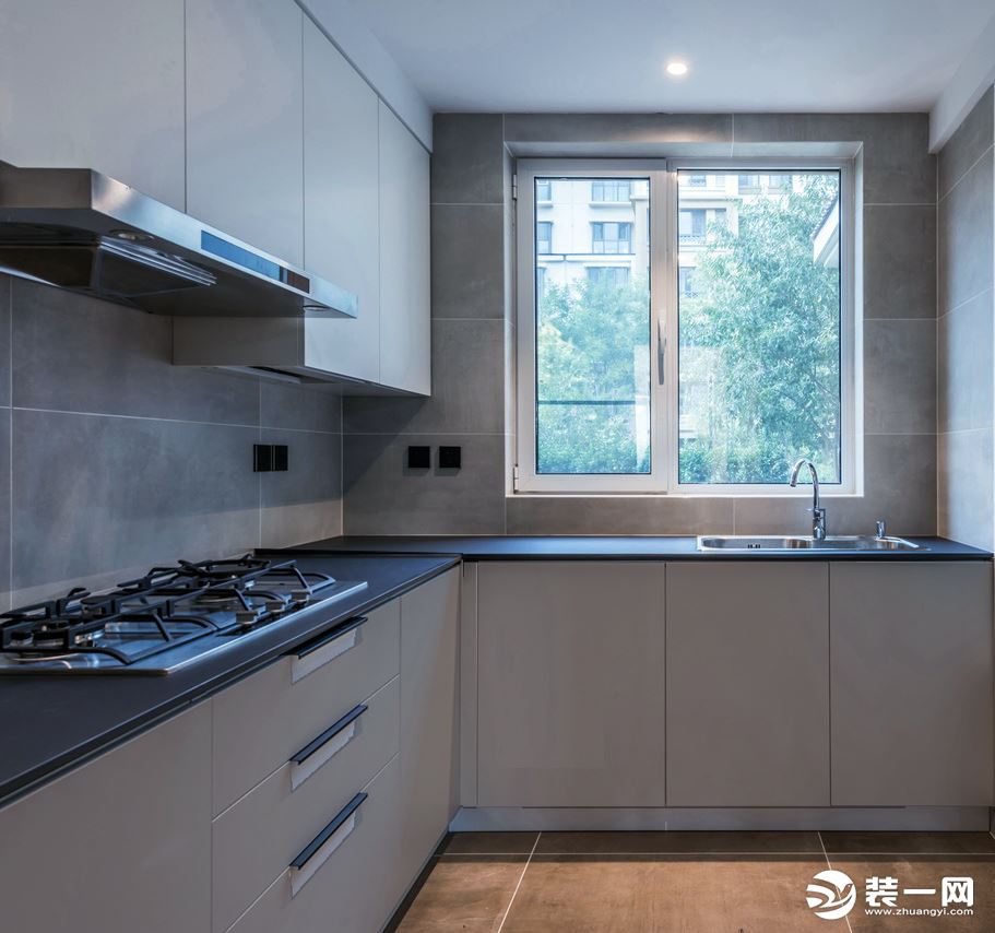 厨房L型的设计让空间利用率达到最大，白色调的柜体让空间看起来干净、易打扫，暖色地板也给空间增加了温度