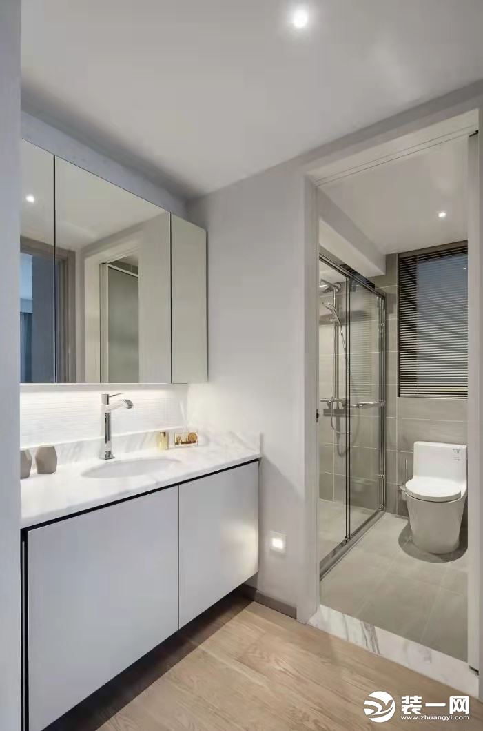卫生间采用干式分离设计，把洗手台设计在外面，在平时居家生活的时候也方便。