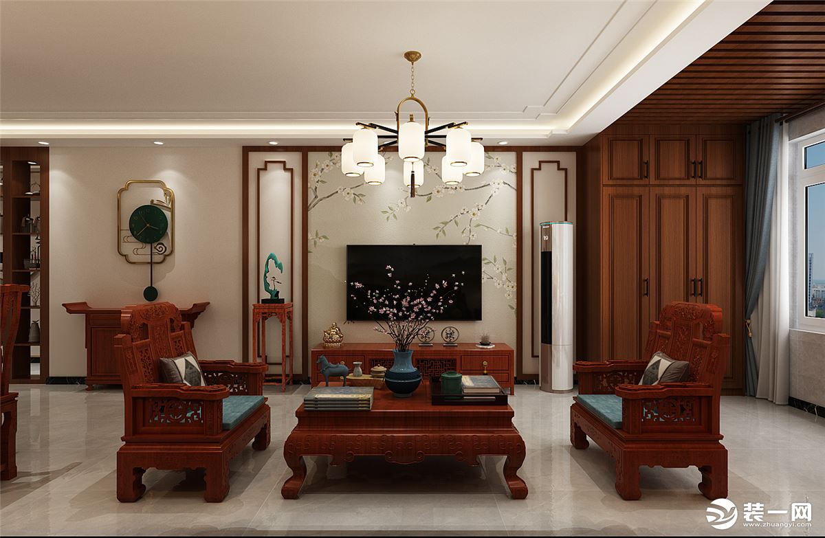 客厅采用了凸显空间大气的浅灰色大地砖，深色木纹的质感沙发，搭配柔和的花鸟壁画。