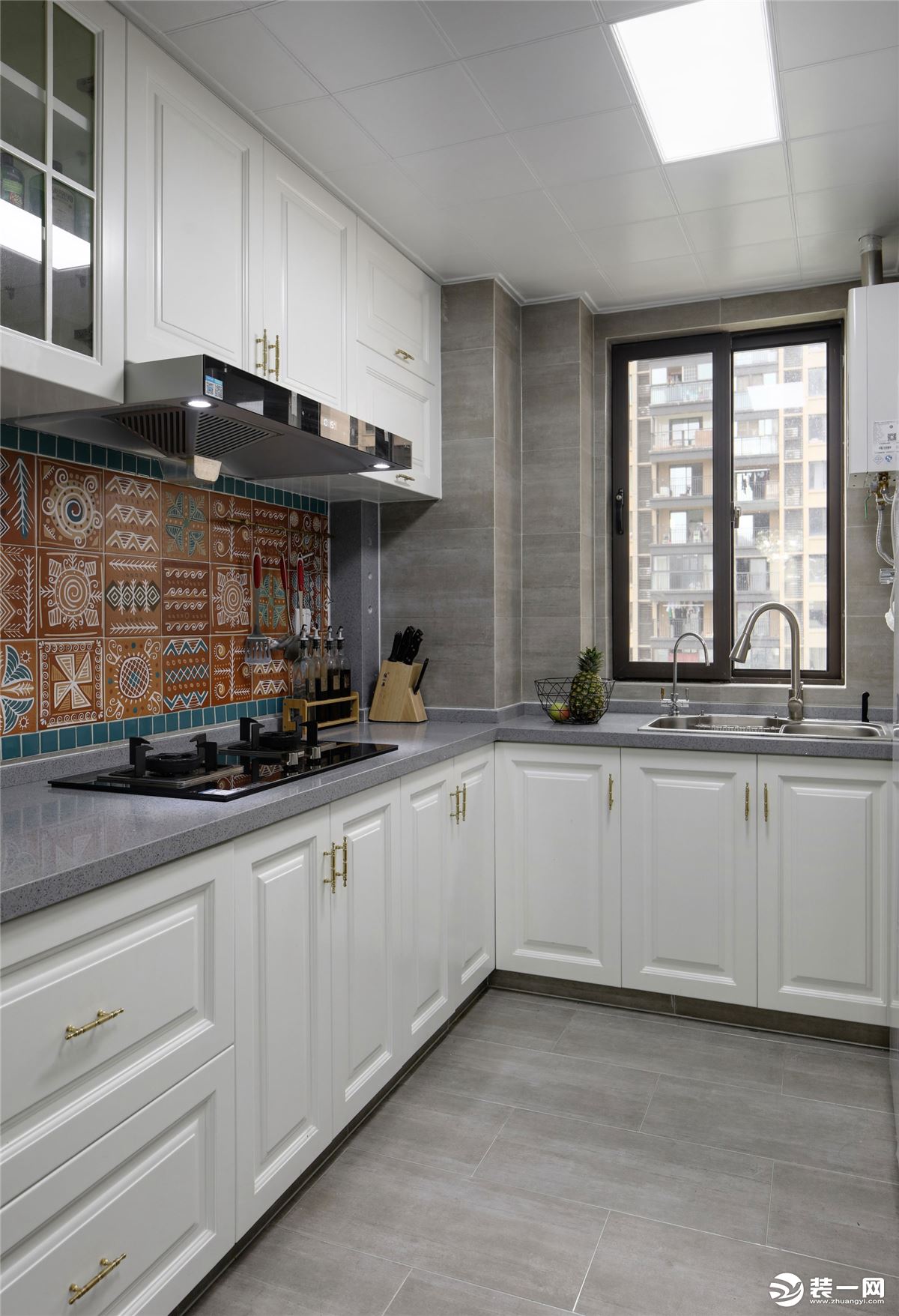 厨房通透性良好，保证了整个厨房良好的采光，搭配灰色哑光地砖，和业主自己独特喜欢的墙砖，空间更加俏皮。