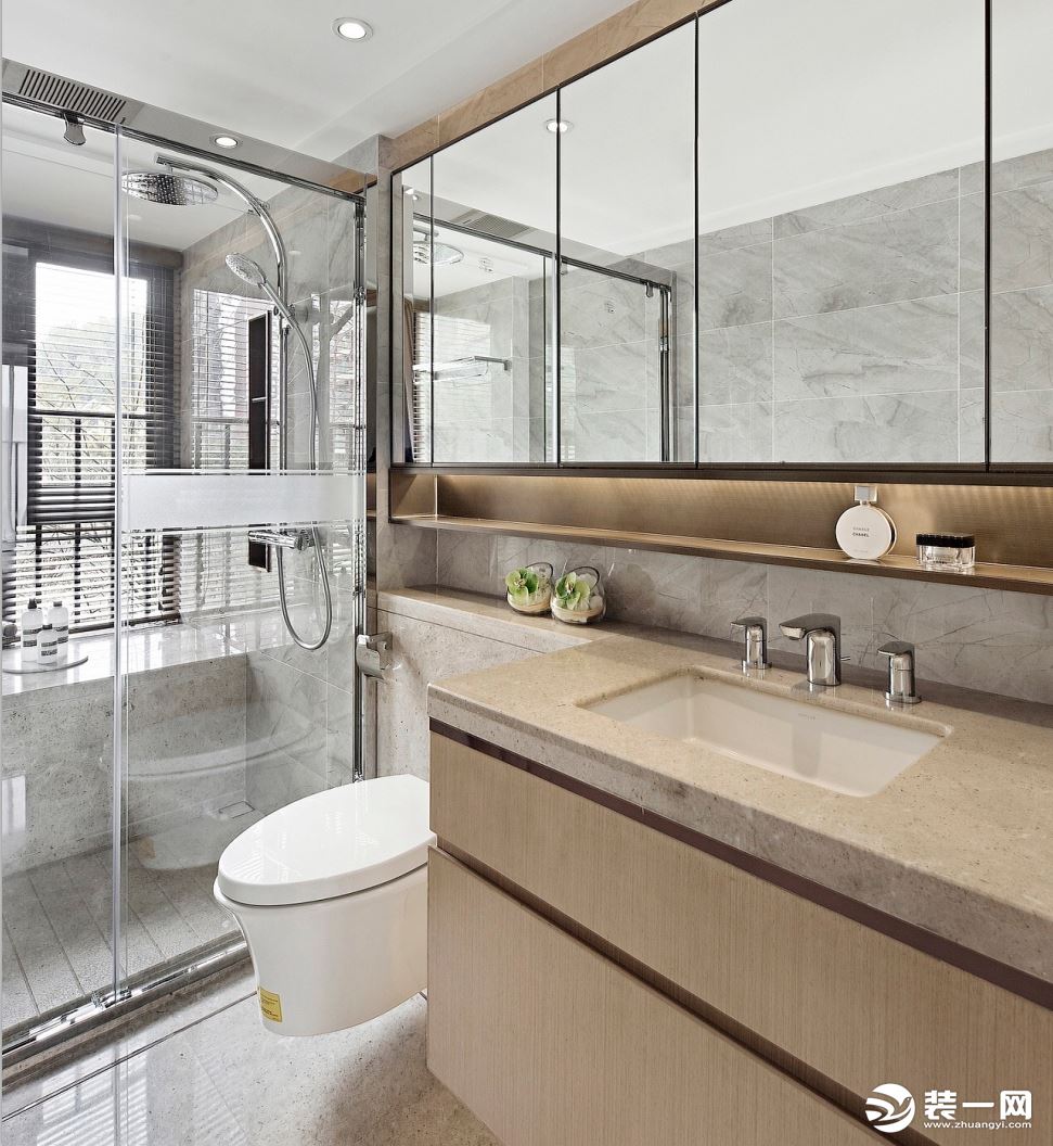 卫生间利用率超级高，卫生间加了很多客户都想装的玻璃淋浴隔断，防止淋浴室时水的外溢，在使用上也更加舒适