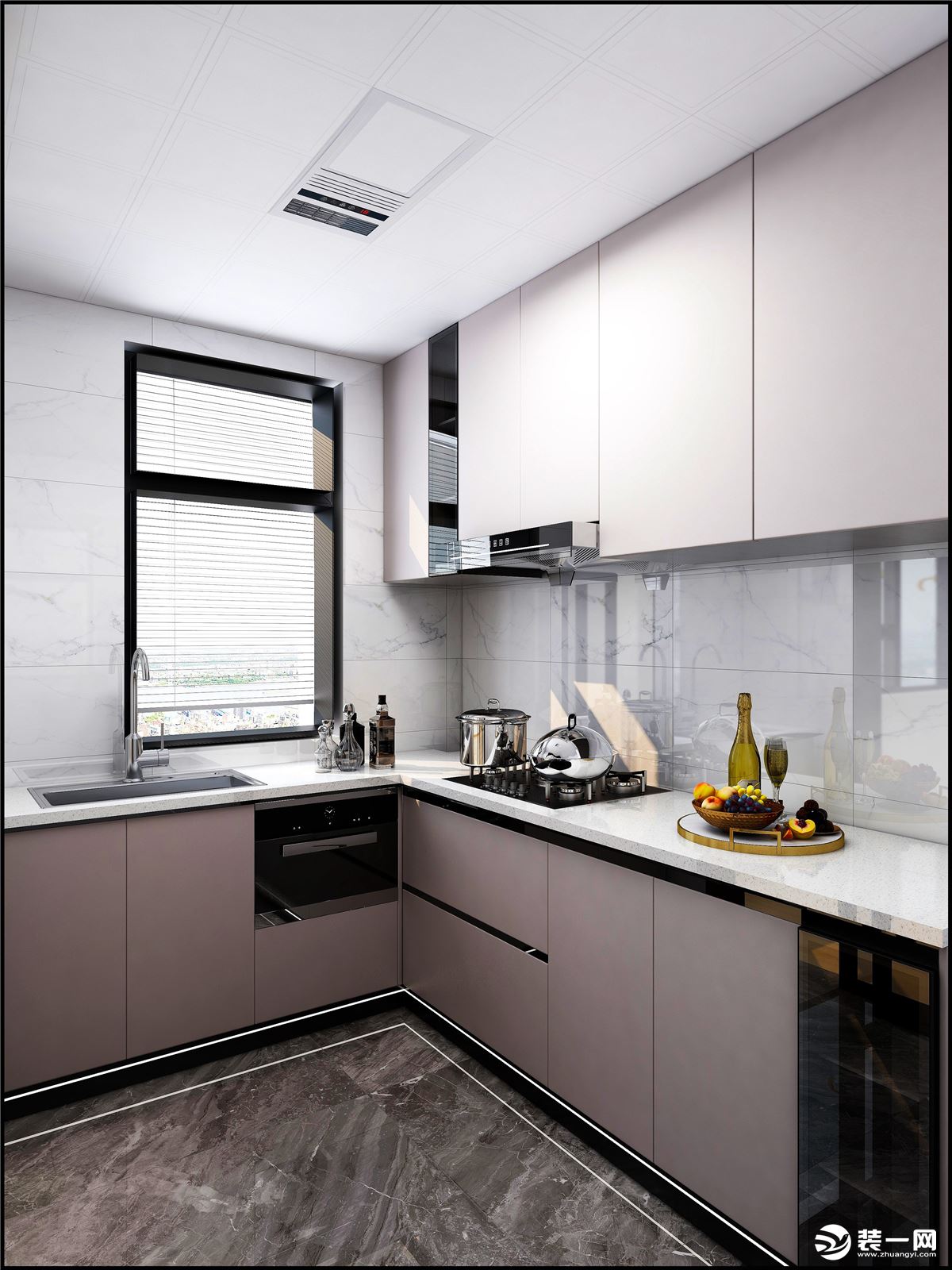 厨房瓷砖猜中了灰色系哑光瓷砖，搭配浅灰色地柜门板和金色把手的结合，让整个空间有了对比度增强了质感。