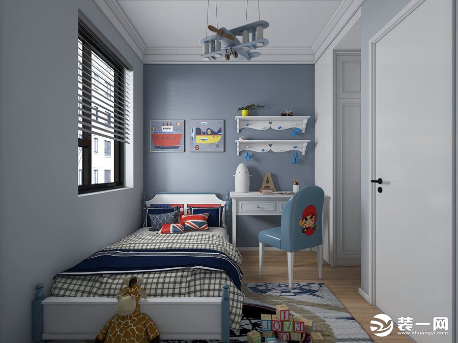 主卧墙面采用灰蓝雾的乳胶漆色调，与整体色调呼应，暖色地板的搭配冲淡了冷意，显得安静、舒适。