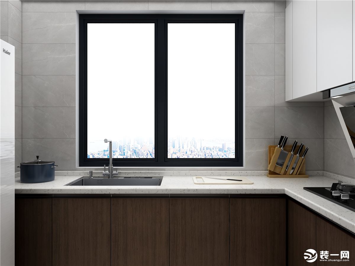 由于厨房空间采光不太好，所以白色方格砖，地柜采用阿拉斯加橡木和吊柜采用雪松白，使整体空间明亮通透。