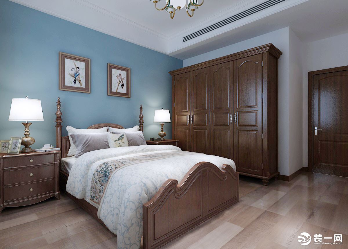 卧室的床头背景墙大面积涂刷雾霾蓝，优雅中多带点怀旧的神秘感，古典的深木纹色大衣柜也和整体风格更加协调