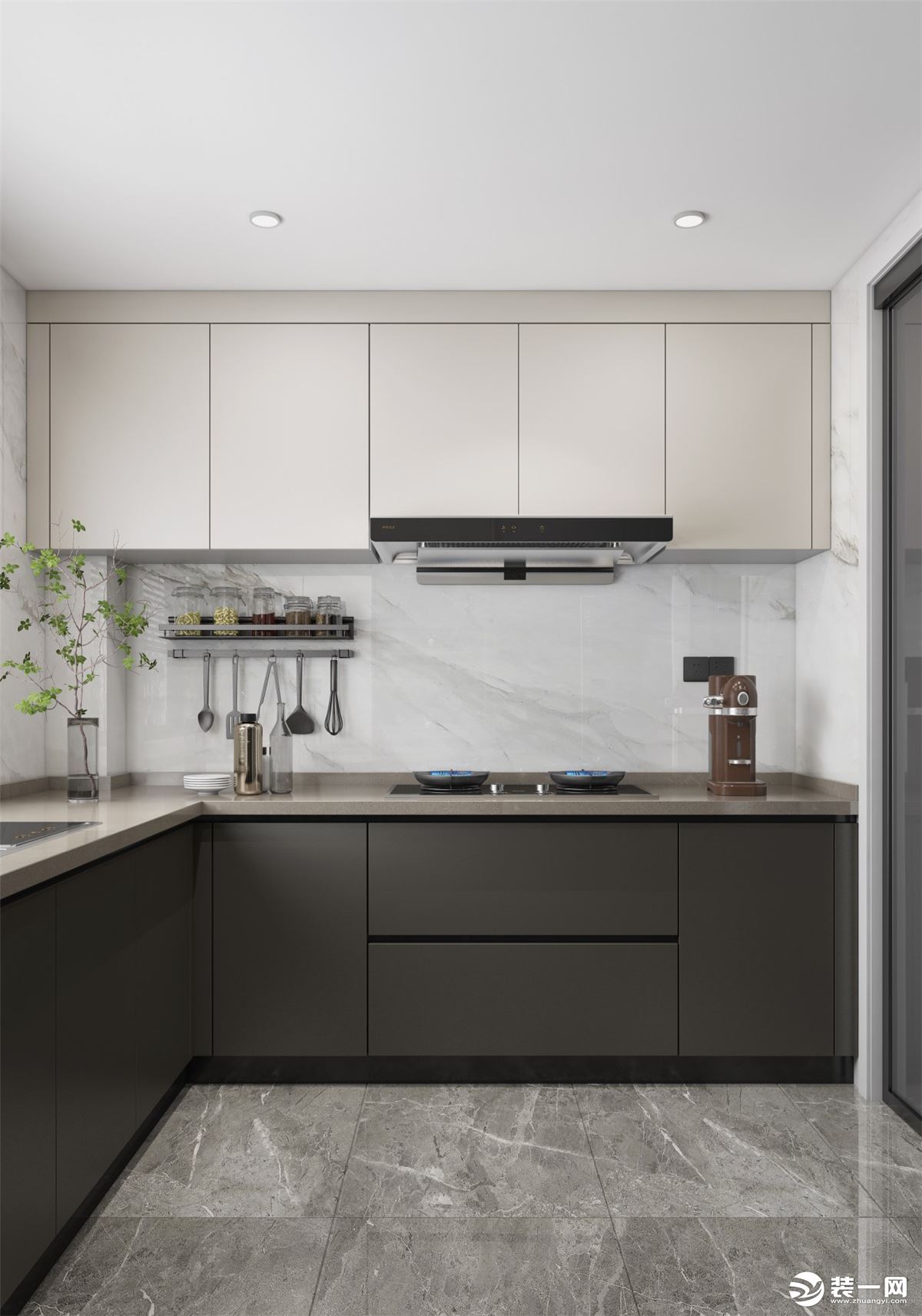 厨柜采用U字型设计，把冰箱放在厨房，使用方便也不占用外面空间，墙地面砖采用亮色釉面砖，增加空间亮度。