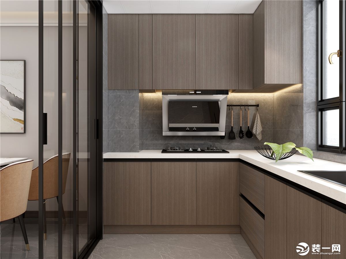 U型的橱柜设计，充分的利用好了厨房的空间，橱柜里的灯带，烘托了厨房里的暖色氛围。