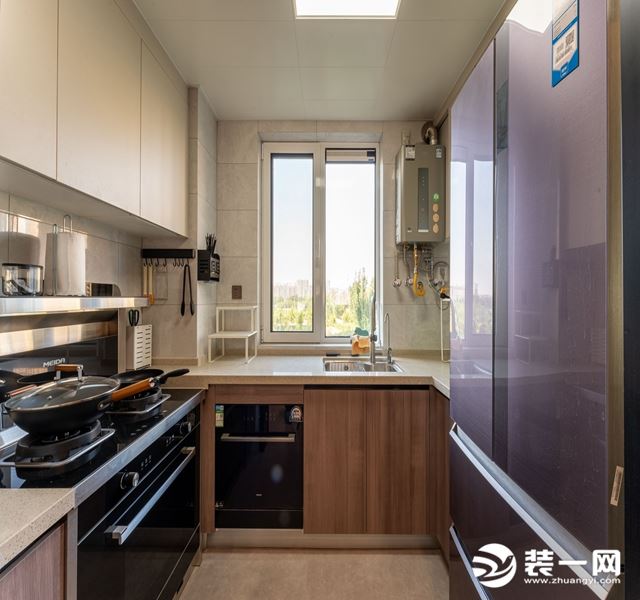 厨房整体L字型设计，内嵌电器节省了储物空间，冰箱放置在厨房空间利用率更高。