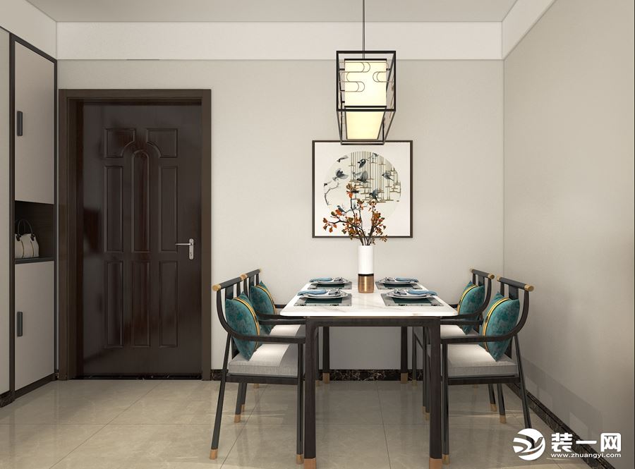餐廳新中式的餐桌椅，搭配中加入了軟質的墨綠色靠枕與客廳的色調相呼應，這種舒適愜意的家具