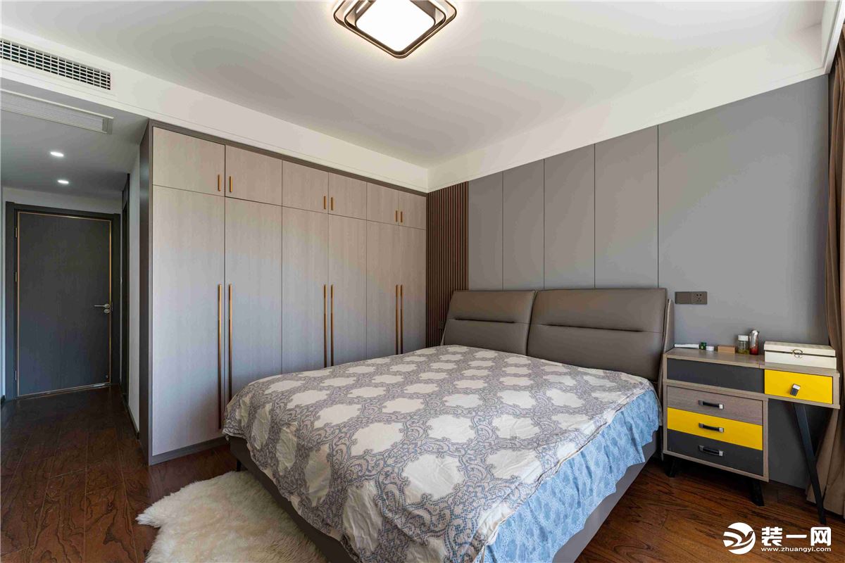 4.卧室：主卧采用石膏线+格栅处理，体现了现代简约，木饰面板和格栅的搭配，衬托出空间的简单感觉，有层