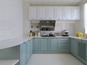 厨房颜色以米白色为准，为了弥补墙地砖的单调，选择了灰蓝色的橱柜，地柜和吊柜的设计主要是以实用性为主。