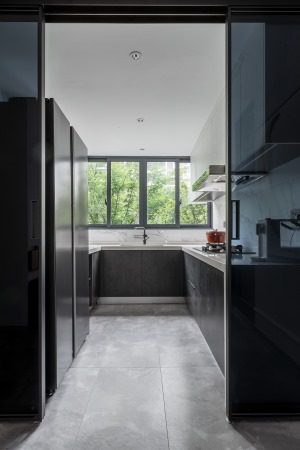 厨房是采用U型的设计，增加了收纳的空间，，旁边冰箱的放置也方便居家的生活。