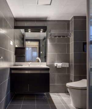 卫生间墙面采用灰色大理石纹墙面砖，浴室柜深色柜体金色长条拉手，无一不体现出大气的感觉。