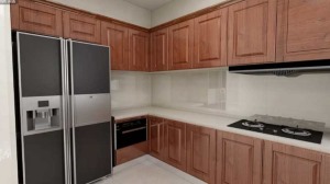 厨房选择了欧派的整体厨房，地柜和吊柜都采用了金丝橡木，整体颜色有格调。