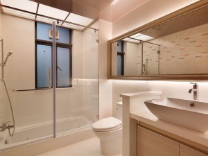 卫生间墙面采用大板大理石瓷砖，质感十足，整体空间干净、整洁不失优雅，干湿分离方便平时的使用。