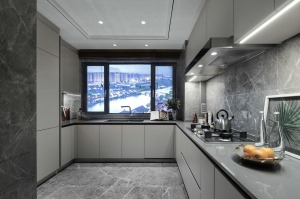 厨房空间采用浅灰色全瓷砖，搭配白色钢琴烤漆门板，黑白搭配彰显简约时尚感。