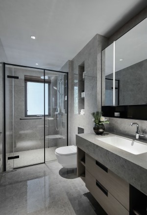 卫生间同样选用灰色系瓷砖，让整体更搭配，浅胡桃色浴室柜搭配大理石台面，让浴室柜更加贴合整个环境。