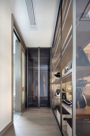 考慮到衛生間門正對床所以通過衣帽間進行分隔，設立了獨立衣帽間空間，衣柜玻璃門的設計讓整個空間更加時尚