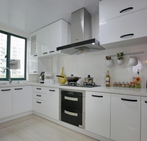 选择了欧派的整体厨房，地柜和吊柜都采用瓷白色面板，光滑面板更好打理，整体空间明亮整洁，不显压抑。