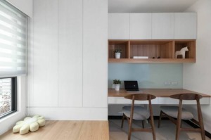 本房间打造了榻榻米 增加全屋的收纳储备空间 保留书桌的学习空间 房间以白色和木质颜色为主 简洁舒适。
