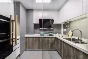 厨房装的是清玻墙与推门，乍一看以为是开放式厨房。L型的设计最大化利用空间。