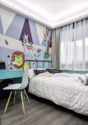 儿童房选择童趣活力满满的彩色壁纸，采用榻榻米的设计，旁边增加了储物功能，旁边的书桌也增加了学习空间。