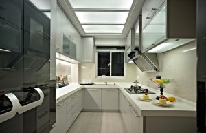 厨房设计采用U型台面设计，使用起来更加方便，橱柜选用米白色哑光平板门，更显简洁，高级。