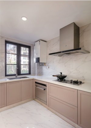 厨房的原始空间比较大，按照U型结构采用原木色的柜体搭配暖白瓷砖，整体显得亮堂。