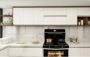 考虑厨房不大，所以尽其所用，白色柜体的设计增加了亮度，也易打扫。