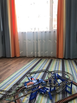 次卧作为儿童房， 橙色的窗帘显示出孩子的童趣，设计一部分作为儿童玩耍的区域。