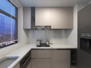 厨房的原始空间比较大，采光比较好，一侧打橱柜，实行合理储物空间。