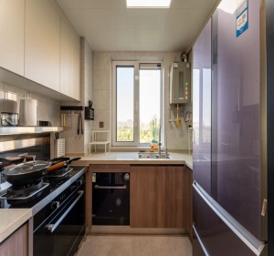 厨房整体L字型设计，内嵌电器节省了储物空间，冰箱放置在厨房空间利用率更高。