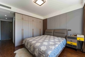 4.臥室：主臥采用石膏線+格柵處理，體現了現代簡約，木飾面板和格柵的搭配，襯托出空間的簡單感覺，有層