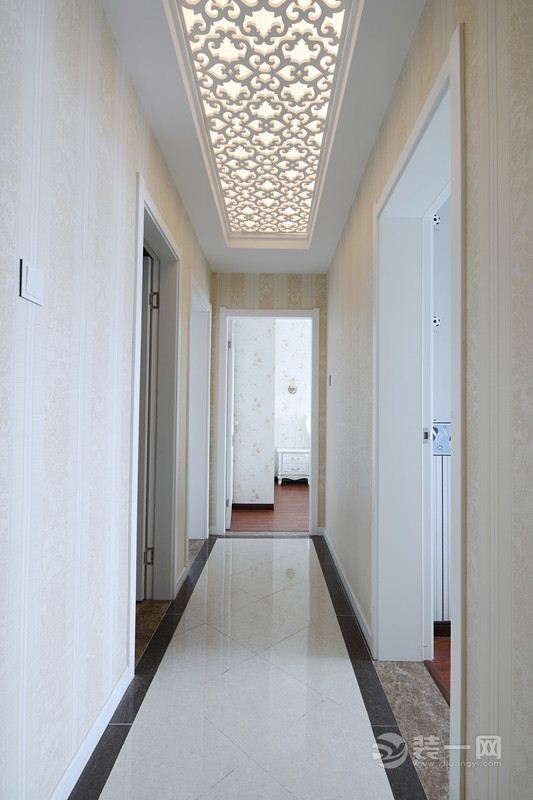 郑州东润朗郡117平三居室现代欧式装修案例效果图走廊效果图
