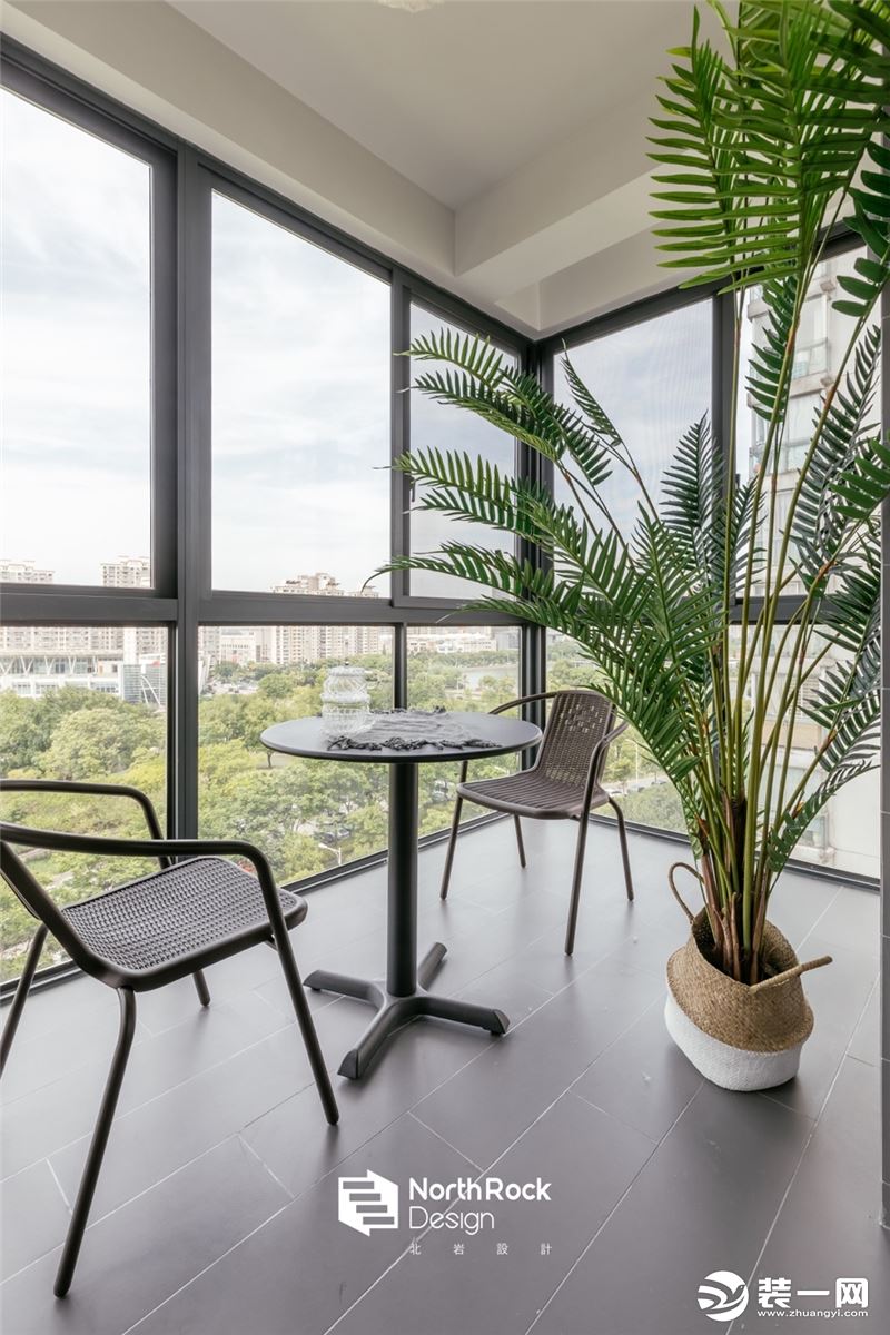 阳台摆上桌椅，放上一盆绿植，提升生活质量